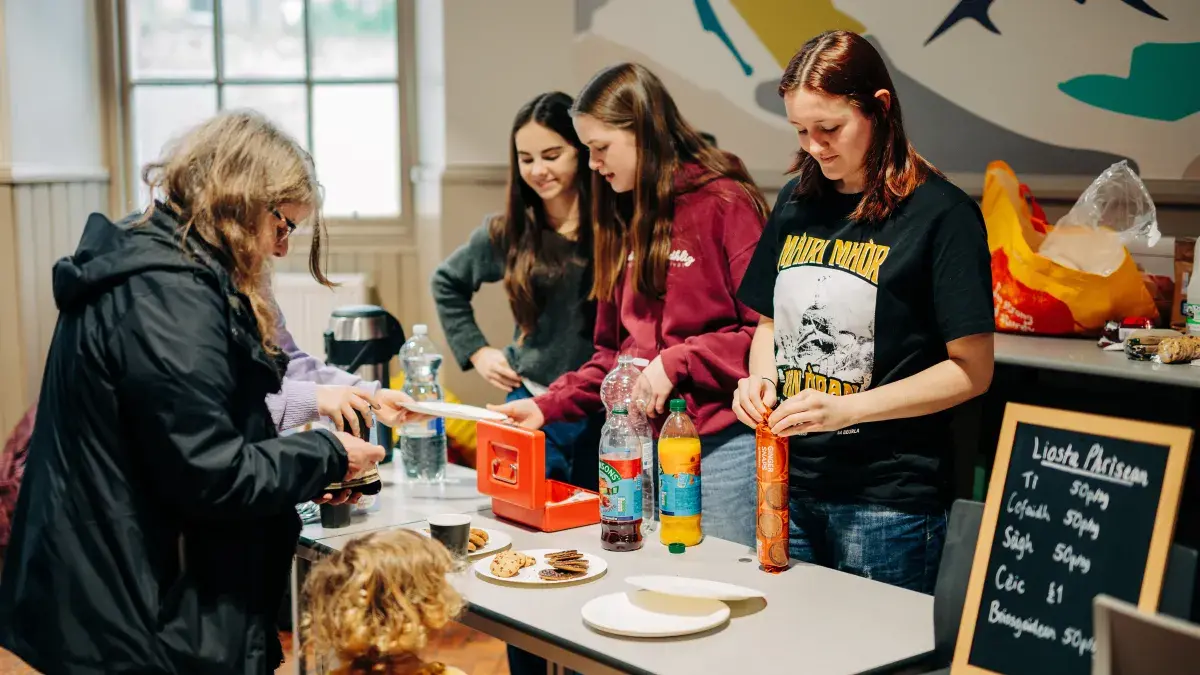 Students serving customers at cafe for the Pop Up Gaelic Centre. 
