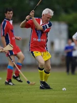 Ùisdean a' cluich camanachd.